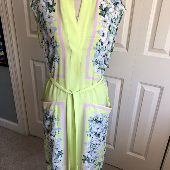 BCBGMaxAzria Dresses & Skirts - BCBG FLORAL MIDI DRESS